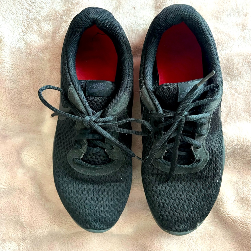 Nike Tanjun Men's Size 9.5 Running Shoe 812654-001 Triple Black Low Top Lace Up